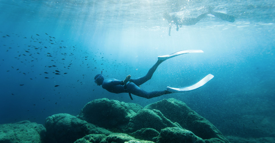 Apnéistes sous l'eau à Théoule sur mer, sud de la France